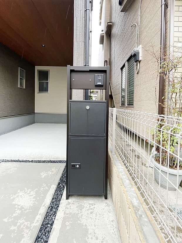 【その他現地】表札・インターホン・ポスト・宅配BOXが一体型となったシンプルデザインの門柱