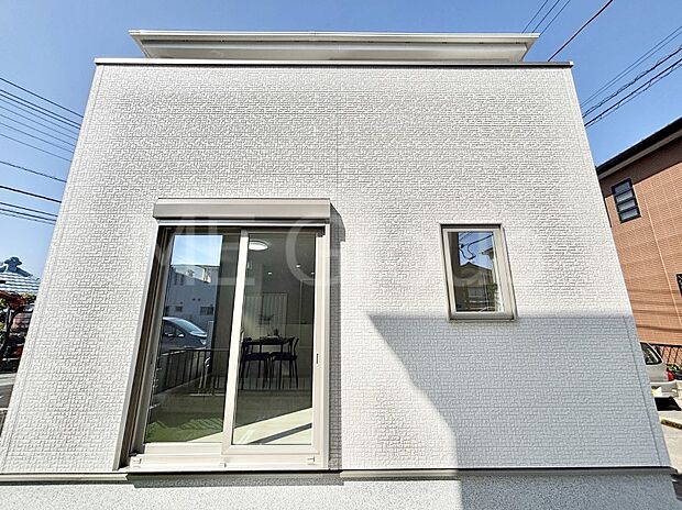 【現地外観写真】洗練された外観、上質な住空間が広がる室内は永く安心して過ごせる住居です。