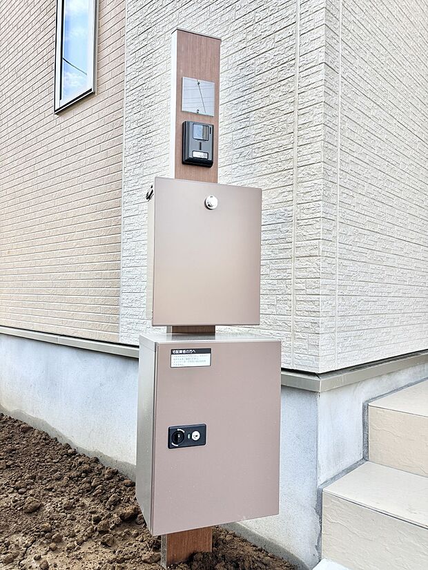 【その他現地】表札・インターホン・ポスト・宅配BOXをひとつに集約。エントランスになじむシンプルデザイン。