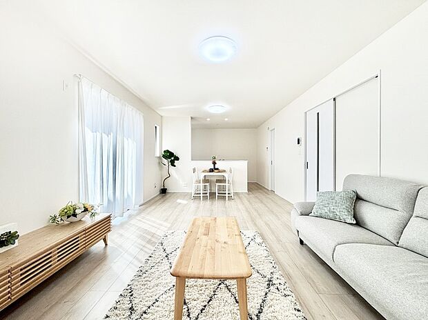 【ダイニング】明るい陽光が注ぎ、寛ぎの雰囲気に満たされるダイニング。