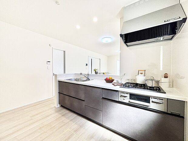 【ダイニングキッチン】料理をしながらご家族との会話を楽しめる対面カウンターキッチン