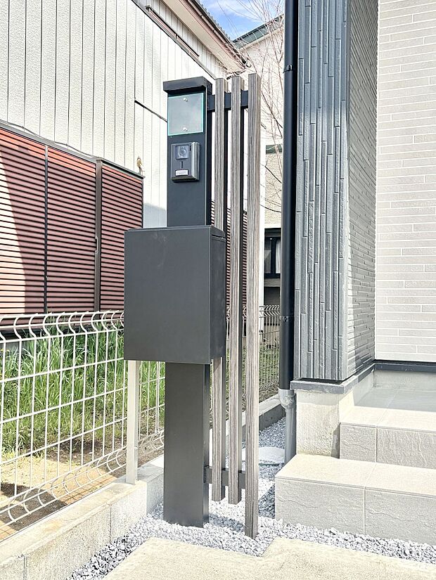 【その他現地】シンプルデザインのポスト。