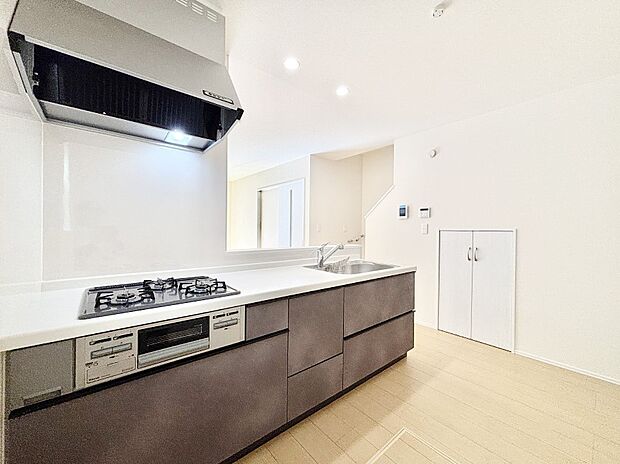 【ダイニングキッチン】料理をしながらでもご家族との会話を楽しめる対面キッチン　