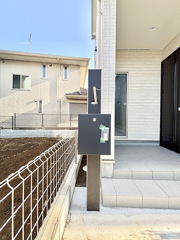 【その他現地】シンプルデザインのポスト。