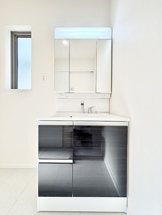 【洗面台・洗面所】三面鏡の裏に、化粧品や衛生用品などを収納可能。洗面台をすっきりと保ちます!