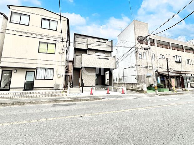 【前面道路含む現地写真】前面道路はきちんと整備されています