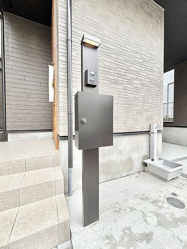 【その他現地】シンプルデザインのポスト。