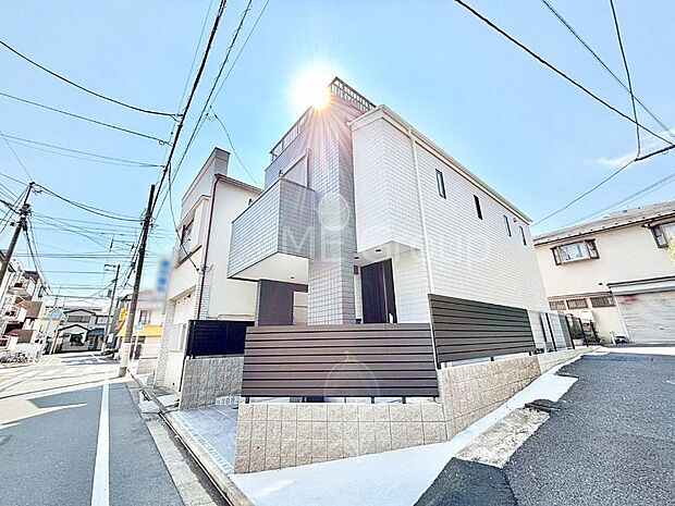 【現地外観写真】洗練された外観、上質な住空間が広がる室内は永く安心して過ごせる住居です。