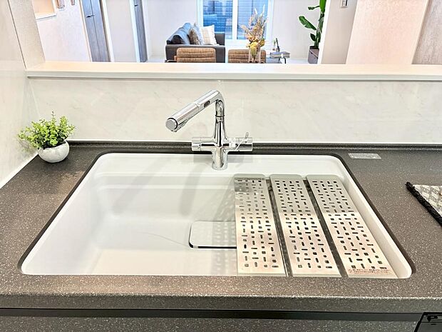 【その他設備(蛇口一体型浄水器)】浄水器一体型のキッチンで洗い物用・料理用と切り替え簡単!
