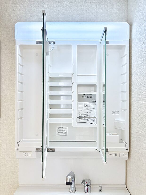 【その他設備(三面鏡裏収納)】三面鏡の裏に、化粧品や衛生用品などを収納可能。洗面台をすっきりと保ちます!