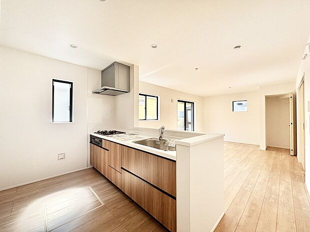 【ダイニングキッチン】料理をしながらでもご家族との会話を楽しめる対面キッチン