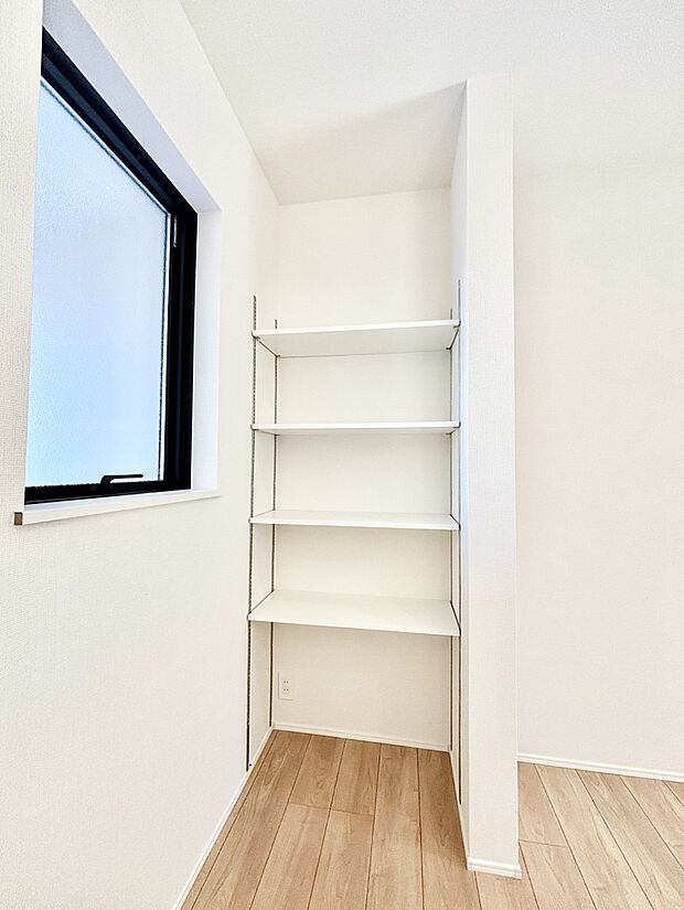 【その他設備(収納)】キッチン後方の可動棚付き収納はパントリーとしても利用できます。