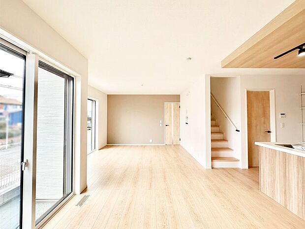 【ダイニング】対面キッチン&リビングイン階段を採用した家族の絆深まるリビングです