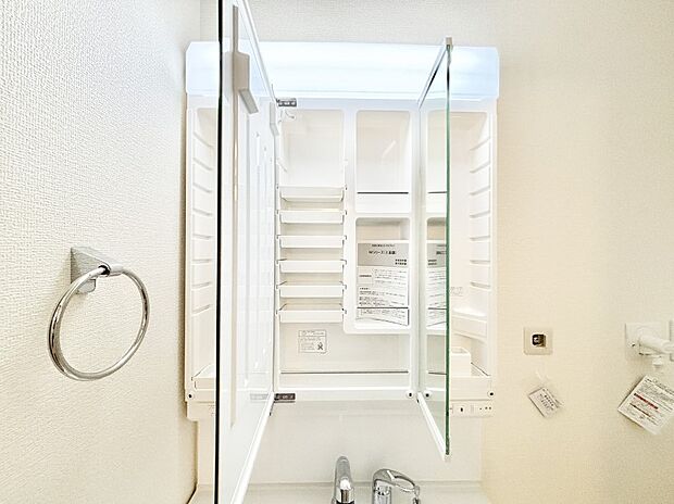 【その他設備(三面鏡裏収納)】三面鏡の裏に、化粧品や衛生用品などを収納可能。洗面台をすっきりと保ちます!