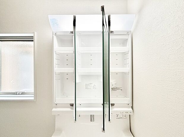 【その他設備(三面鏡裏収納)】三面鏡の裏に、化粧品や衛生用品などを収納可能。洗面台をすっきりと保ちます!