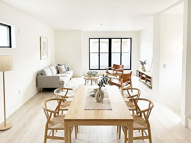 【リビング】家族の和やかな会話が聞こえてきそう。開放感のあるリビングです。※家具はCGです