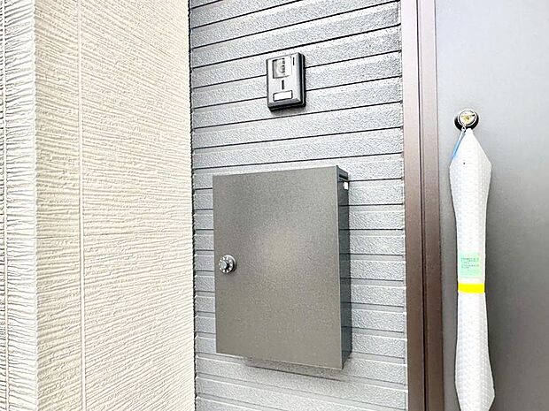 【その他現地】シンプルデザインのポスト。