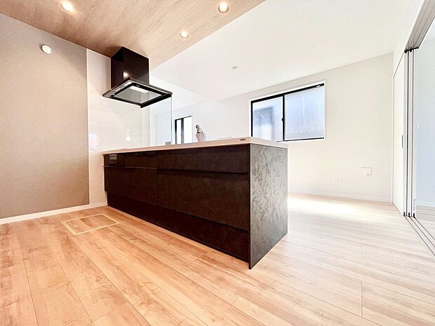 【ダイニングキッチン】料理をしながらでもご家族との会話を楽しめる対面キッチン