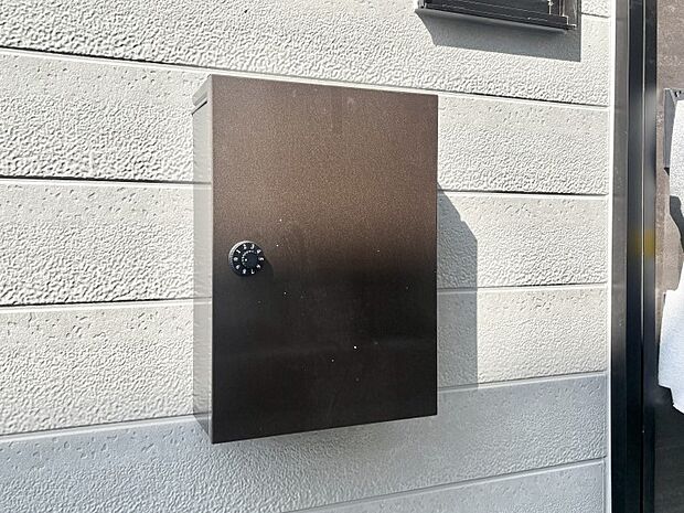 【その他現地】シンプルデザインのポスト。