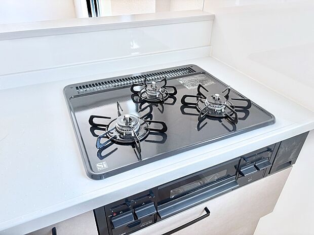 【その他設備(Siセンサーコンロ)】ガスコンロはSiセンサー搭載。火力調節や焦げ付き・消し忘れも防いでくれます。