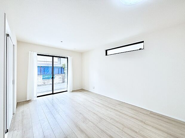 【ダイニング】日当たりの良いリビング。お気に入りのグリーンを飾れば更に心地よさがアップ!