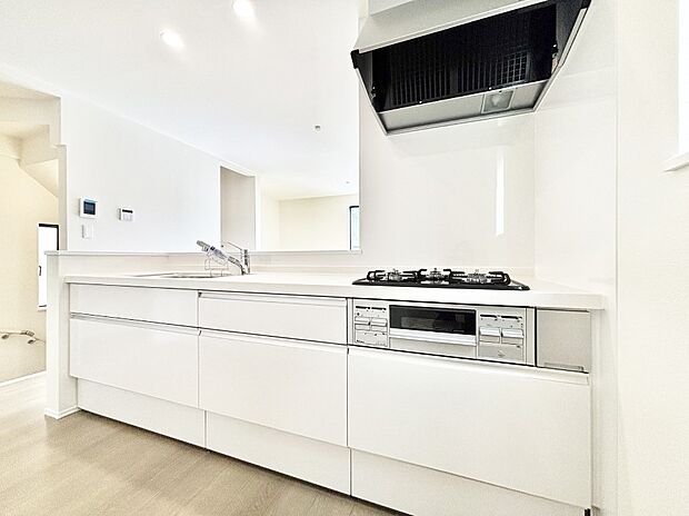 【ダイニングキッチン】料理をしながらでもご家族との会話を楽しめる対面キッチン