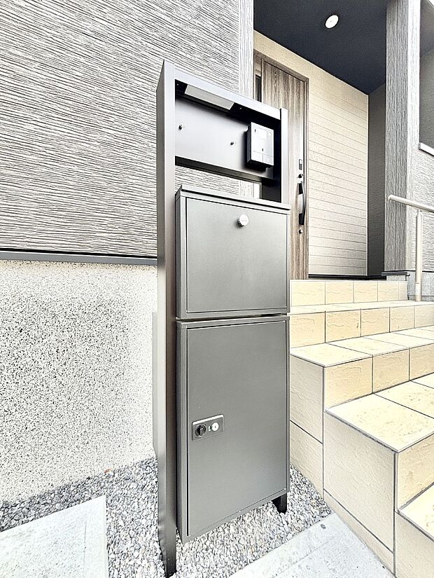 【その他現地】シンプルデザインのポスト。