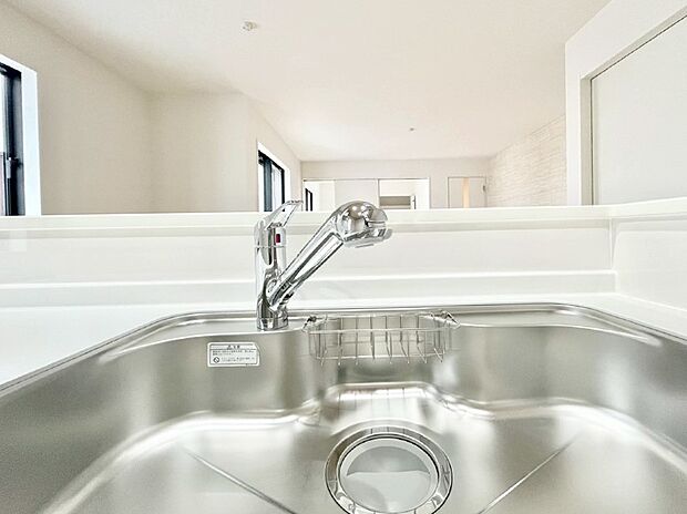 【その他設備(浄水器)】いつでも清潔なおいしいお水を。一つの水栓で水道水と浄水を使い分け。