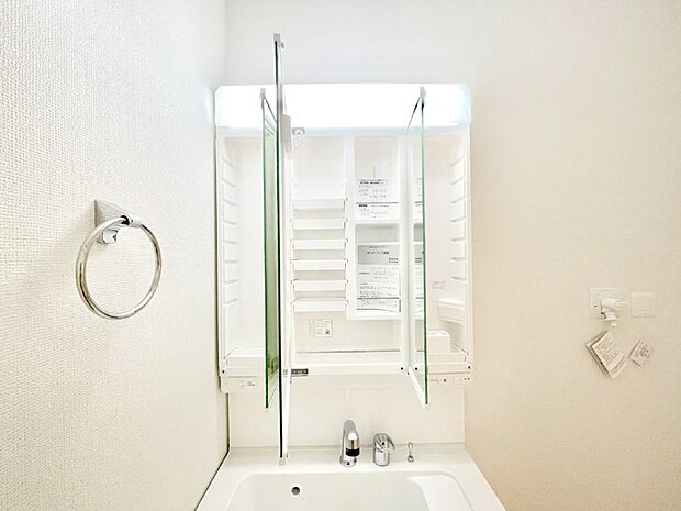 【その他設備(三面鏡裏収納)】三面鏡の裏に、化粧品や衛生用品などを収納可能。洗面台をすっきりと保ちます!
