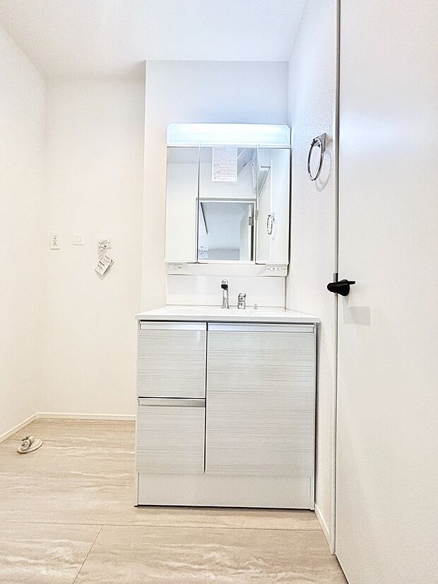 【洗面台・洗面所】大きく見やすい三面鏡で清潔感ある洗面台は、身だしなみチェックや肌のお手入れにおすすめです。