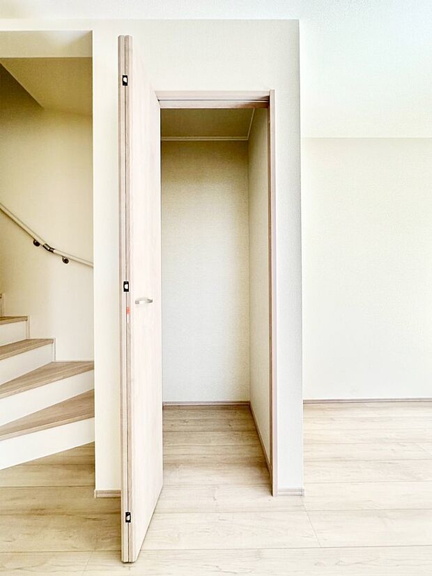 【その他設備(収納)】物が多くなりがちなリビングにうれしい収納