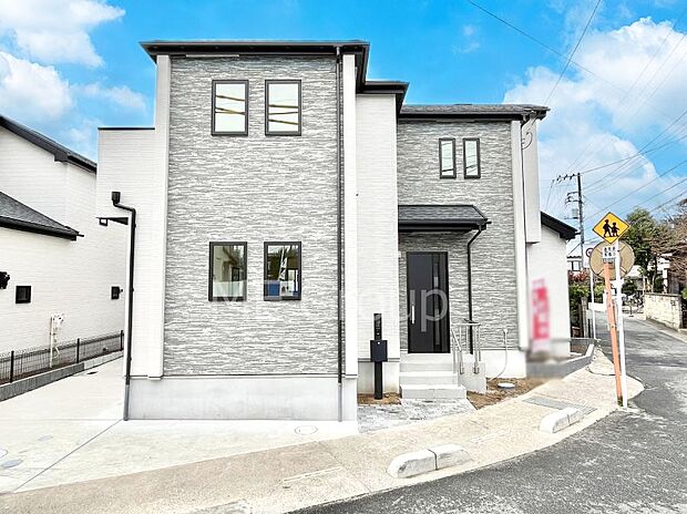 【現地外観写真】洗練された外観、上質な住空間が広がる室内は永く安心して過ごせる住居です。