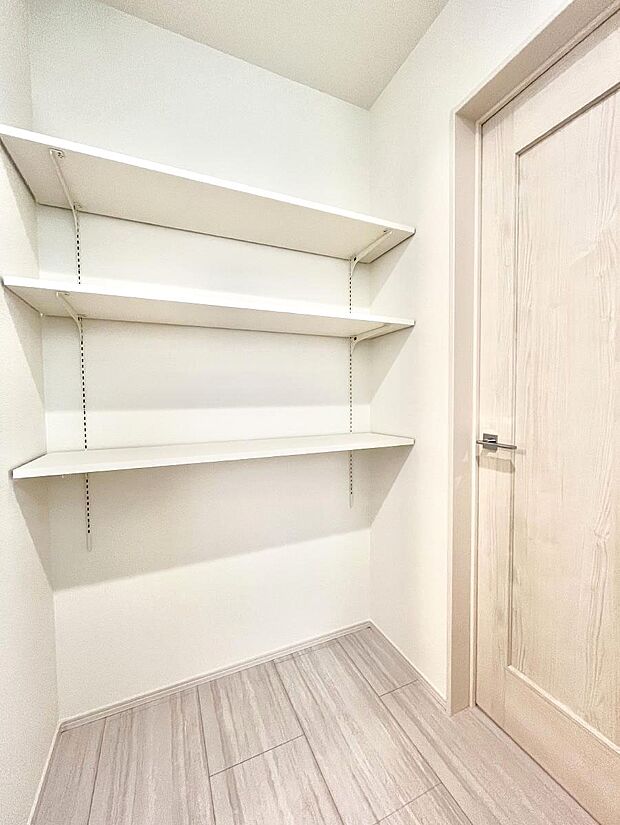 【その他設備(リネンスペース)】便利なリネン庫で、スッキリした使いやすい洗面室に