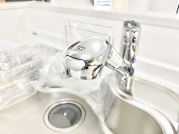 【その他設備(浄水器)】いつでも清潔なおいしいお水を。一つの水栓で水道水と浄水を使い分け。