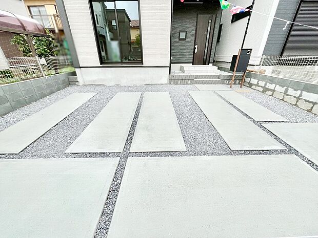 【駐車場】目の前が駐車場だと雨の日も大量にお買い物をした時も便利ですね