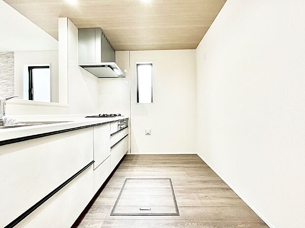 【キッチン】爽やかな風が通り抜けるキッチン。窓があるので明るく換気にも役立ちます。