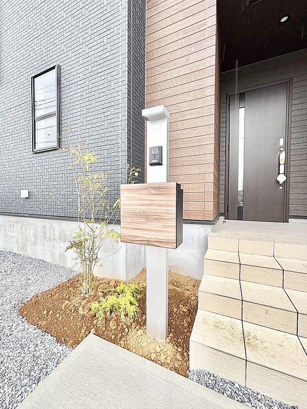 【その他現地】シンプルデザインのポスト。