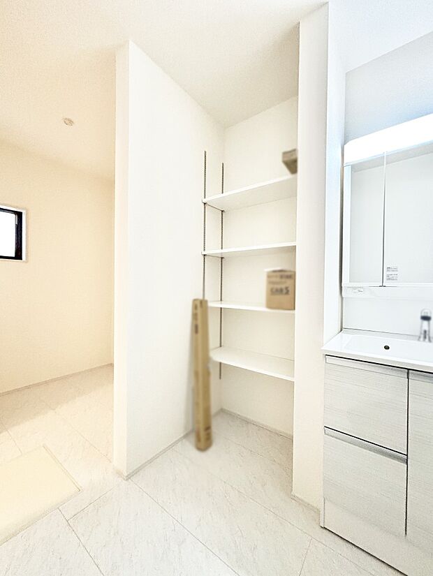 【その他設備(洗面室収納棚)】散らかりがちなランドリースペースもスッキリ整頓!広々使えて快適ですね