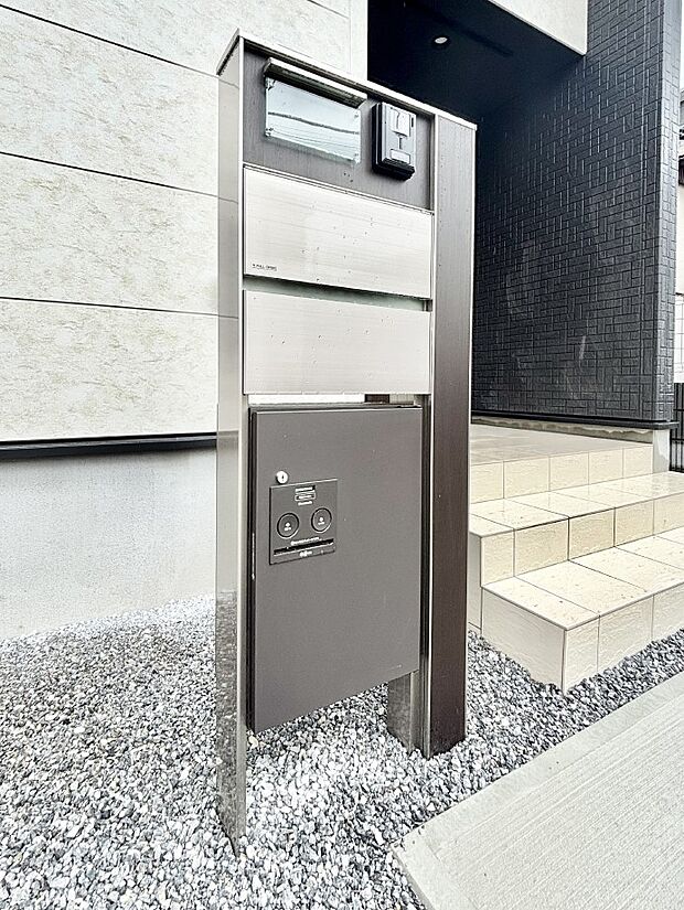 【その他現地】表札・インターホン・ポスト・宅配ＢＯＸをひとつに集約。エントランスになじむシンプルデザイン。