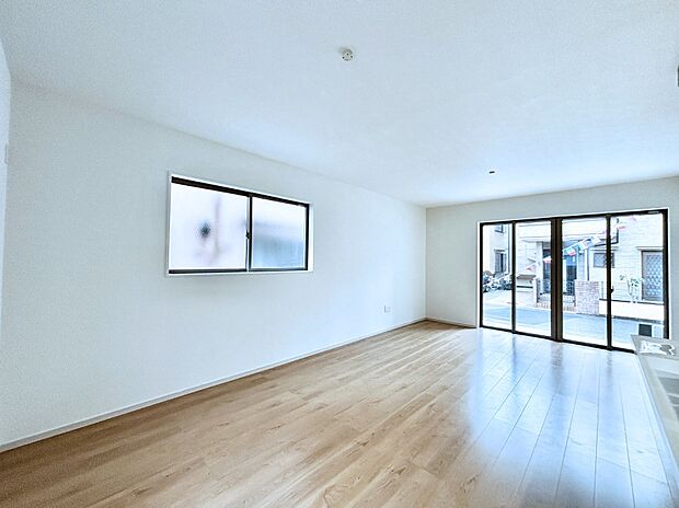 【リビングダイニング】大きな窓からたっぷりの陽光と風を感じられるリビング