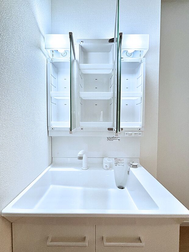 【その他設備(三面鏡裏収納)】三面鏡の裏に、化粧品や衛生用品などを収納可能。洗面台をすっきりと保ちます！
