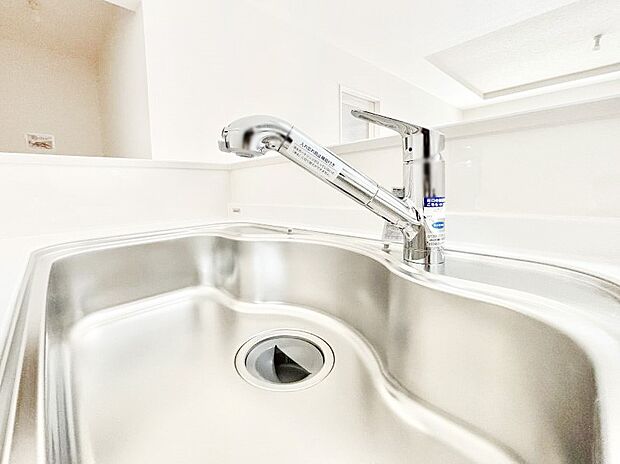 【その他設備(浄水器)】いつでも清潔なおいしいお水を。一つの水栓で水道水と浄水を使い分け。