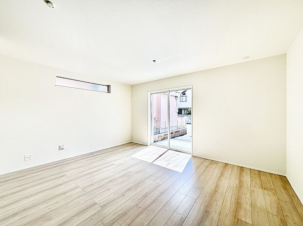 【ダイニング】家族の笑顔が自然と生まれてくる、そんな雰囲気のダイニングに仕上がっています。