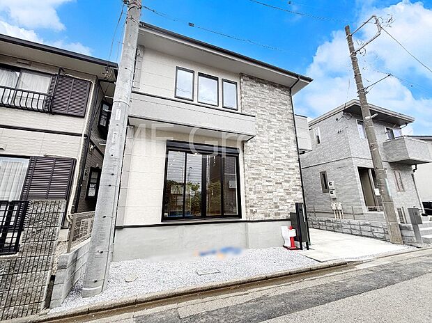 【現地外観写真】開放感溢れる広々リビングで家族団らんが楽しめるマイホーム!