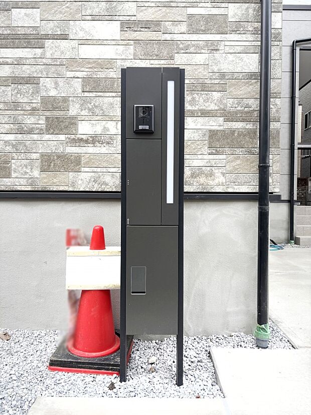 【その他現地】表札・インターホン・ポスト・宅配BOXが一体型となったシンプルデザインの門柱
