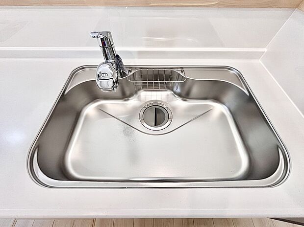 【その他設備(シンク)】広々としたシンクでお料理やお皿洗いもラクラク快適に！