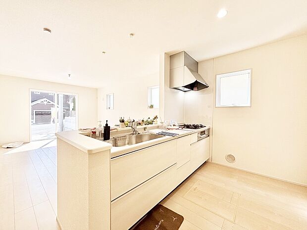 【ダイニングキッチン】料理をしながらご家族との会話を楽しめる対面カウンターキッチン