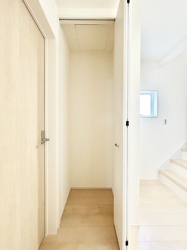 【その他設備(収納)】掃除用具や生活雑貨の保管に便利な廊下収納  