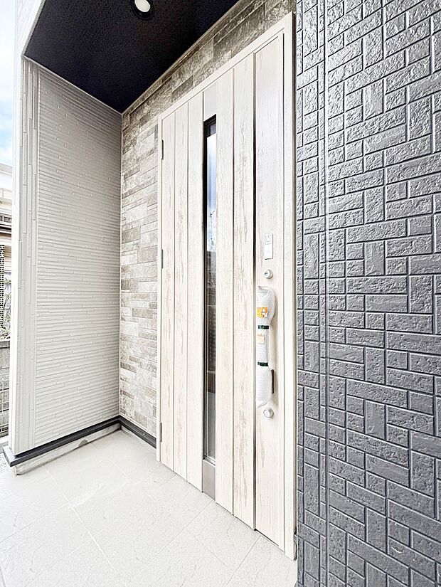 【玄関】玄関前は雨が降っても濡れにくい屋根付き