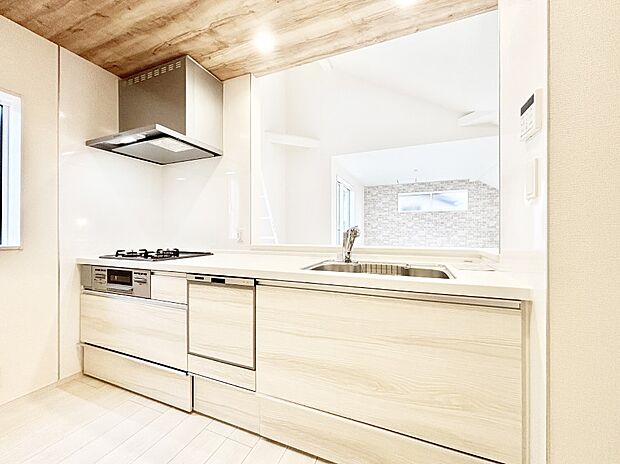 【ダイニングキッチン】料理をしながらご家族との会話を楽しめる対面カウンターキッチン